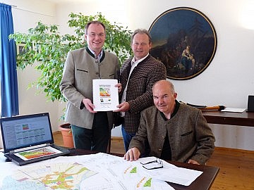 Foto v.l.n.r.: Landesrat Dr. Stephan,  BGM Ing. Gerhard Tastl und GGR Baumstr. Franz Mayer; Copyright: NÖ LRG 