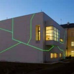 Bautechnik kann auch verspeilt sein., mit LEDs leuchtet das Haus in wahlweise bunten Farben. Quelle: Eternit.at